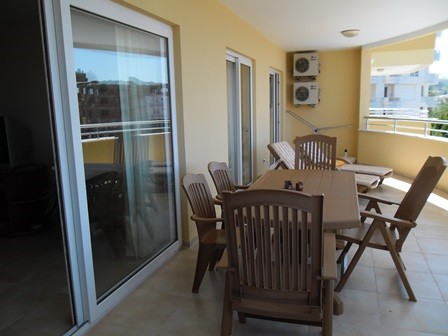 terras bereikbaar via, woonkamer en beide slaapkamers